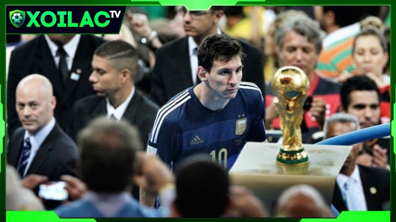 Ánh nhìn tiếc nuối của Messi dành cho chiếc cúp Vàng Ánh nhìn tiếc nuối của Messi dành cho chiếc cúp Vàng