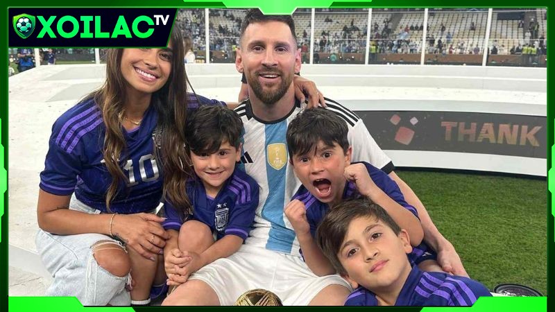 Gia đình Messi hiện tại cùng vợ và các con Gia đình Messi hiện tại cùng vợ và các con